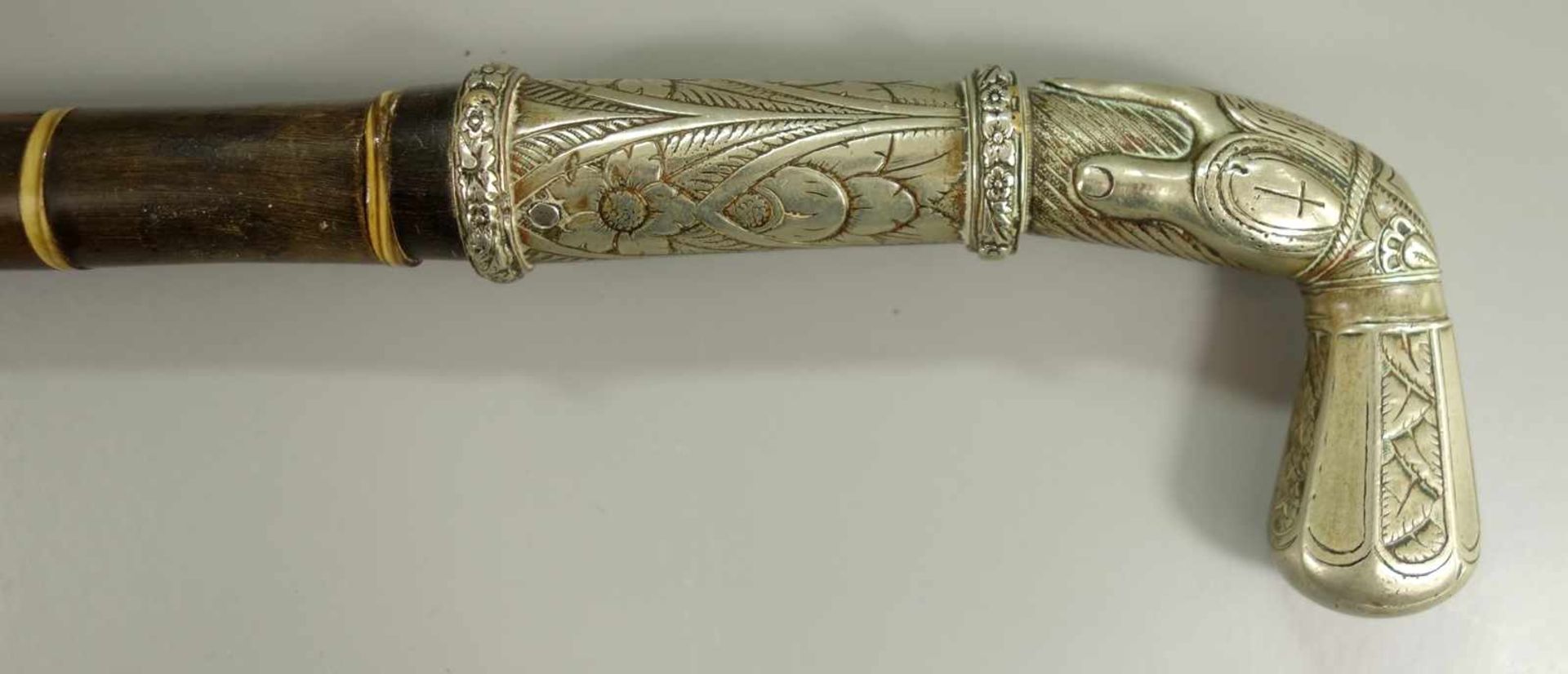 Reitgerte aus Horn, 19.Jh., wohl Persien, mit aufwendig gearbeiteten Neusilberbeschlägen, L.ca.50cm, - Bild 2 aus 4