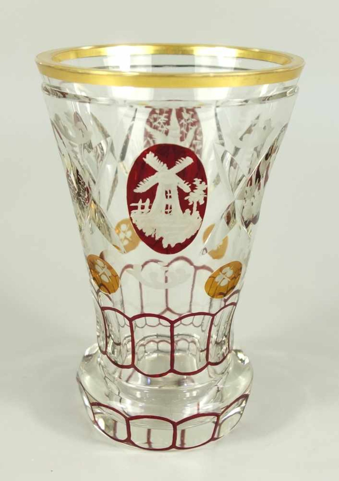 Becherglas mit vier rot gebeizten Medaillons, Böhmen, 1.Hälfte 20.Jh., konisch mit ausgestelltem