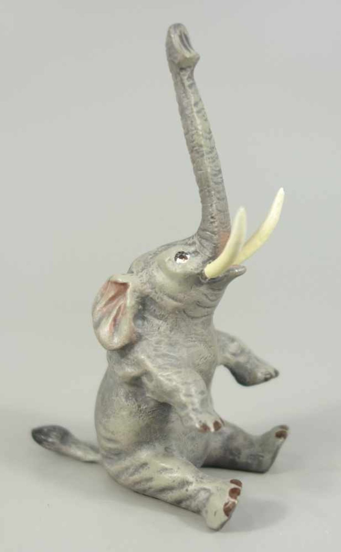 Elefant, Wiener Bronze, am Boden mit ungedeuteter Herstellermarke, sitzend, farbig bemalt, H.6,5cm - Image 2 of 3