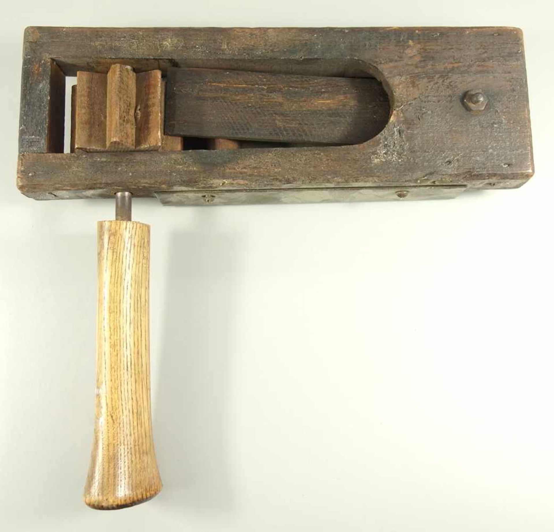 Ratsche, wohl um 1930, hölzernes Lärminstrument, L.31cm; Ratschen kamen u.a. zum Einsatz: zur