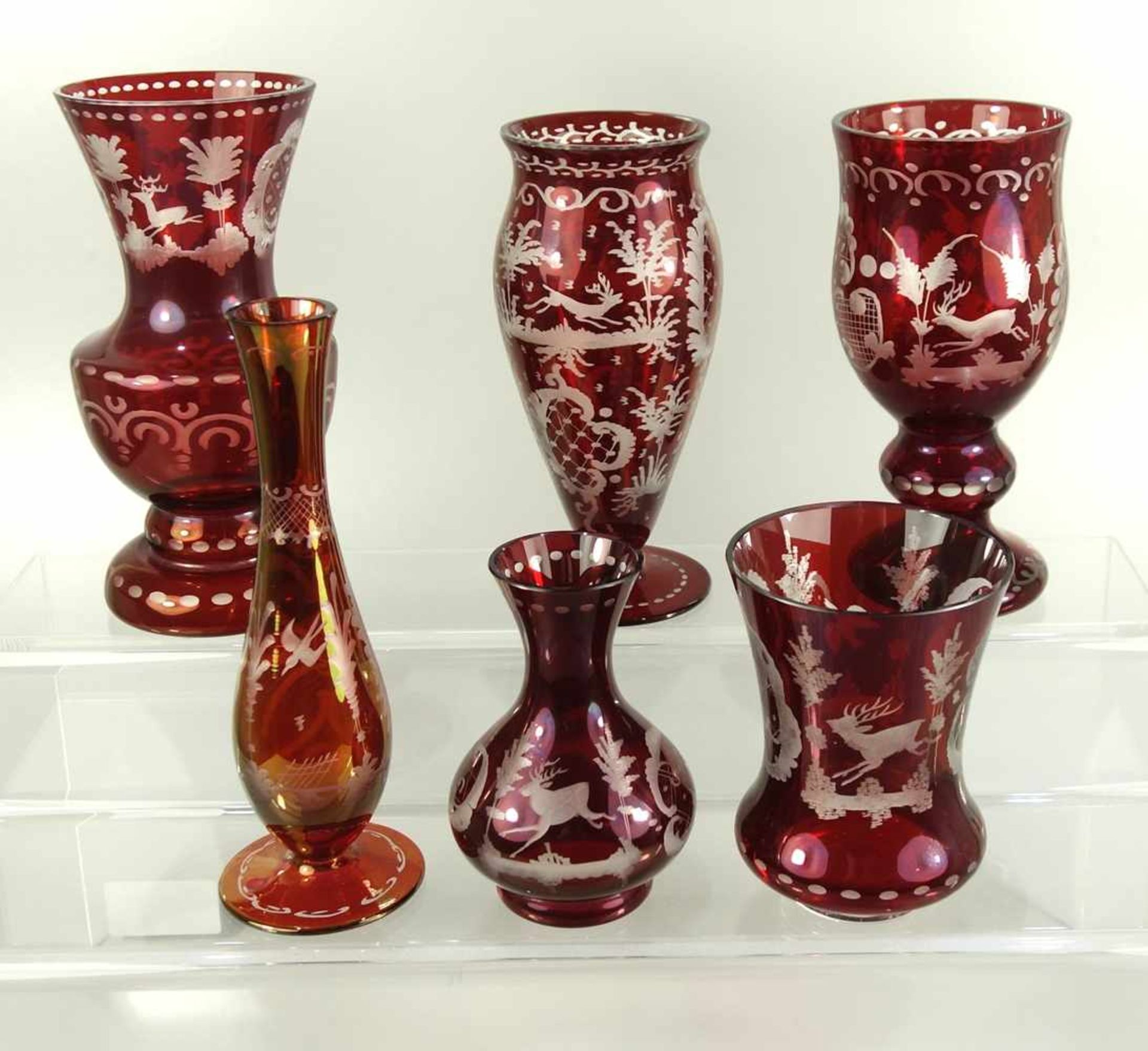 6 verschiedene Vasen im Egermann-Stil, Böhmen um 1920, Klarglas rubiniert, Wandungen mit