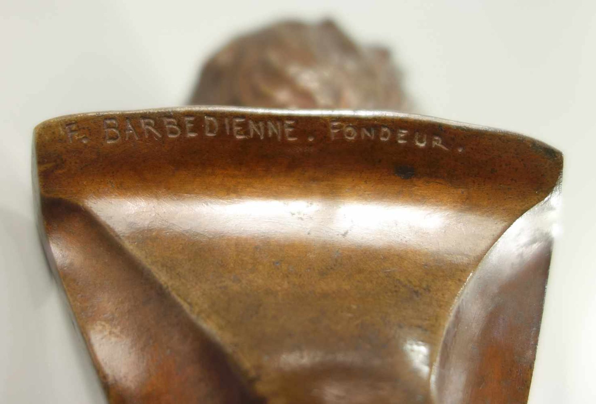 Knaben-Büste, Bildgießerei Ferdinand Barbedienne (1810-1892), Bronze, braun patiniert, im Rücken - Image 4 of 4