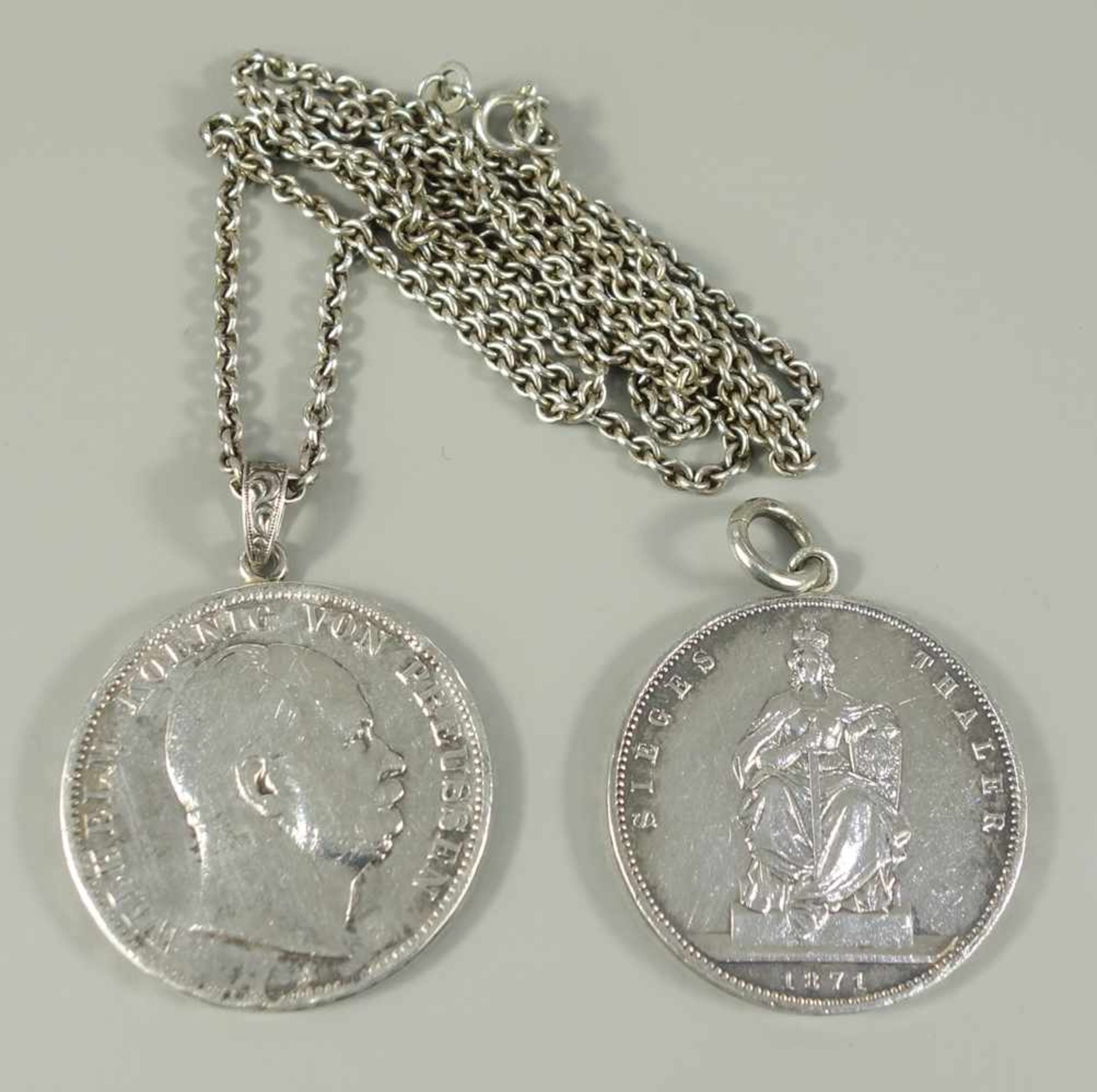 2 silberne Münzanhänger und eine 835er Silberkette, Gesamt-Gew.50,05g; Siegesthaler 1871 und