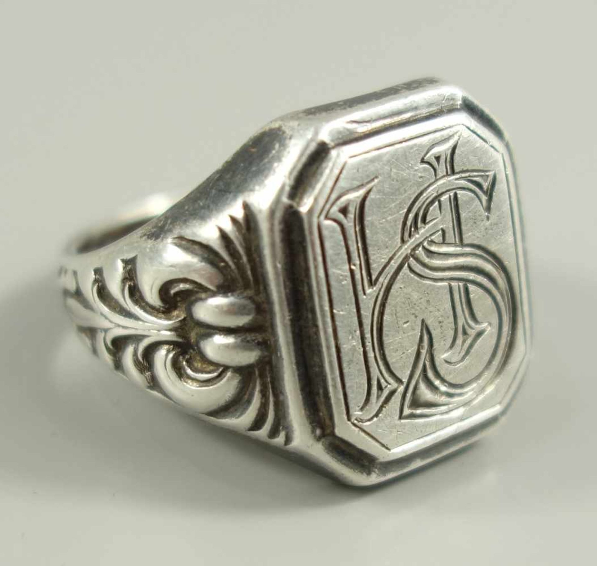 Ring mit Initialbuchstaben, 900er Silber, Gew.9,54g, floral reliefierte Ringschiene, verschlungene