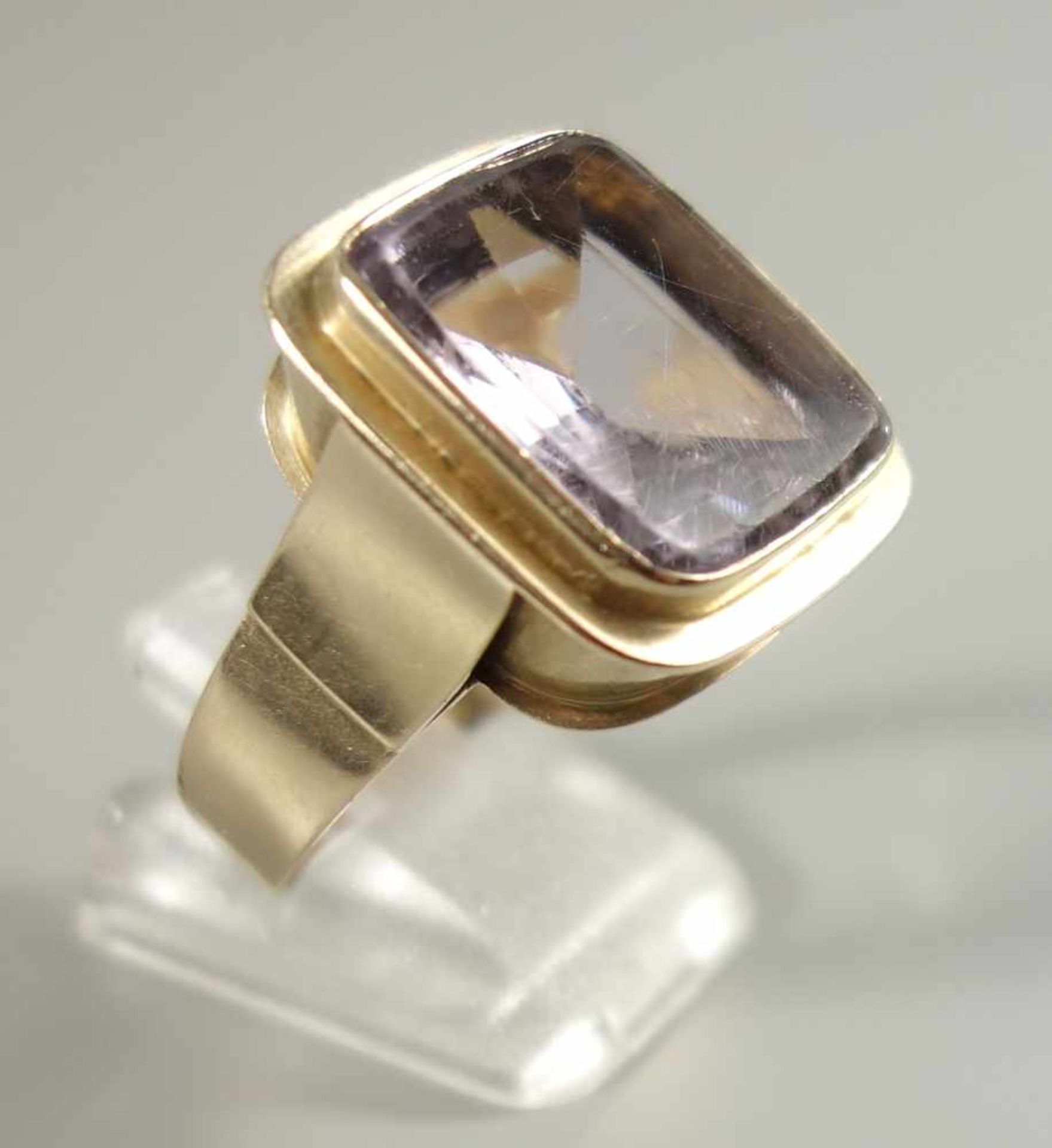 Ring mit eckigem, amethystfarbenen Stein, 585er Gelbgold, PGH Chrysos, Magdeburg, Gew.10,16g,