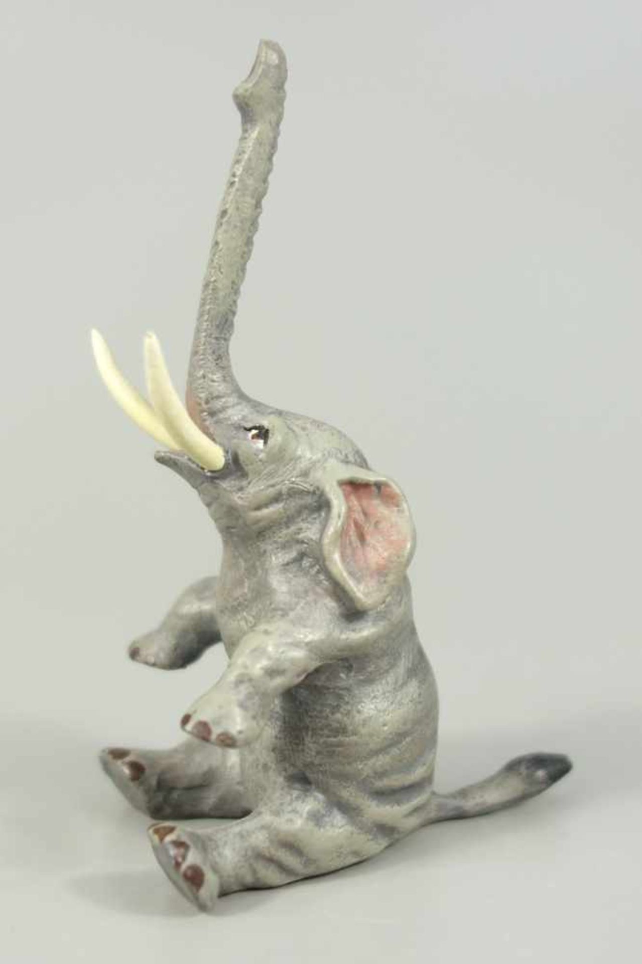 Elefant, Wiener Bronze, am Boden mit ungedeuteter Herstellermarke, sitzend, farbig bemalt, H.6,5cm