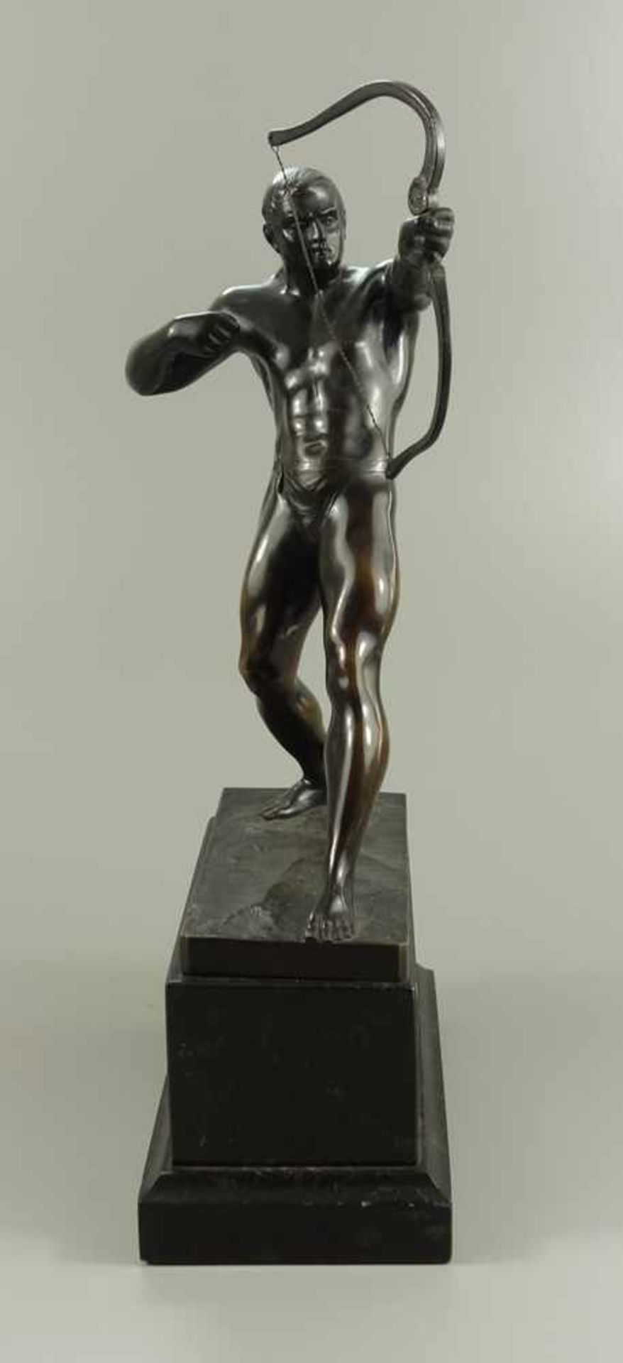 Bogenschütze, wohl Otto Schmidt-Hofer (1873 - 1925), um 1900, Bronze, in Plinthe signiert "O. - Image 2 of 4