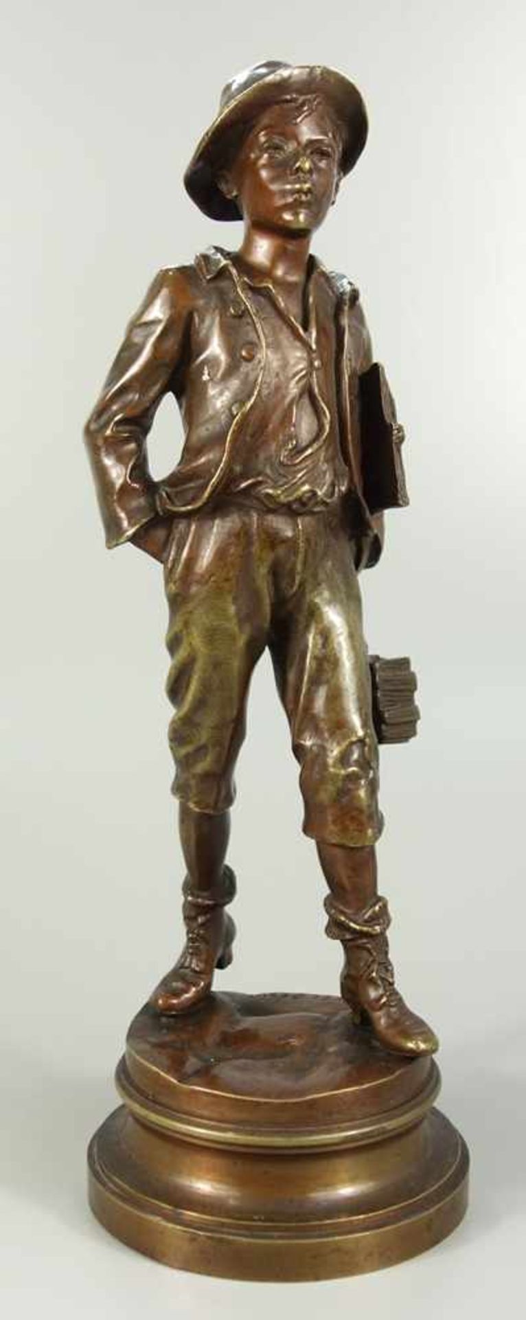 Schuljunge, Marcel Debut (1865-1933), Paris, Bronze, dunkelbraun patiniert, auf runder Plinthe