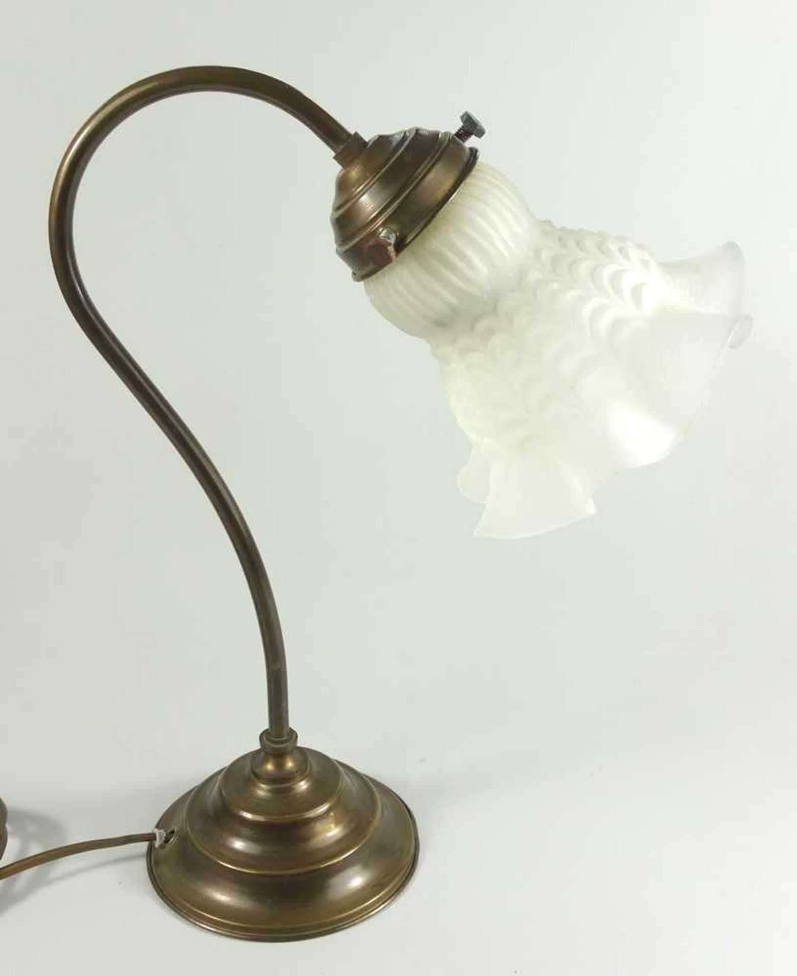 Tischlampe mit Jugendstil-Milchglasschirm, getreppter Messingfuß und geschwungener Schaft, H.36,5cm