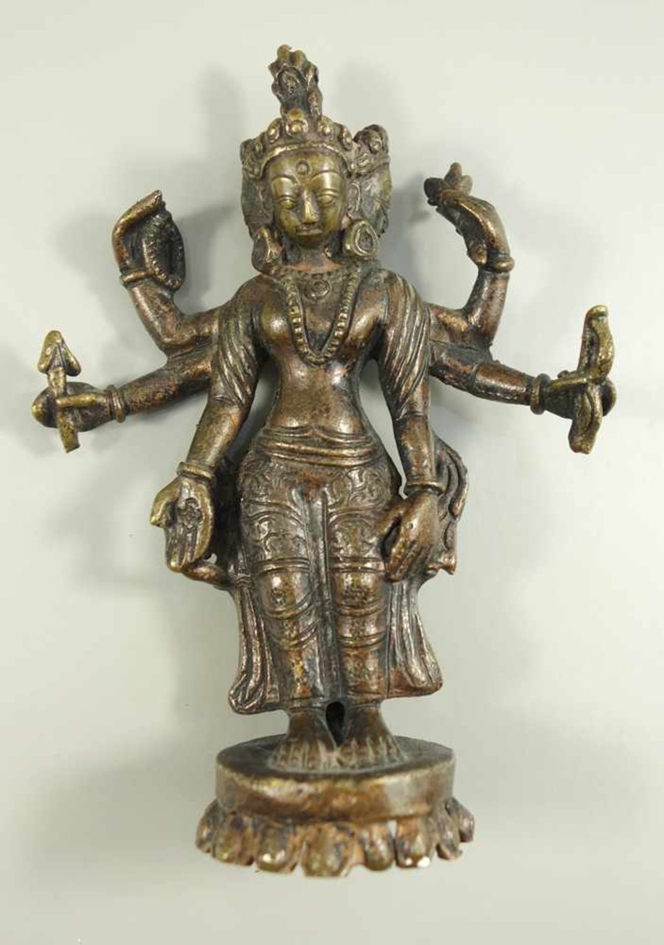 5 überwiegend weibliche Gottheiten, Südostasien, 20. Jh., verschiedene geschnitzte Edelhölzer, - Bild 2 aus 3