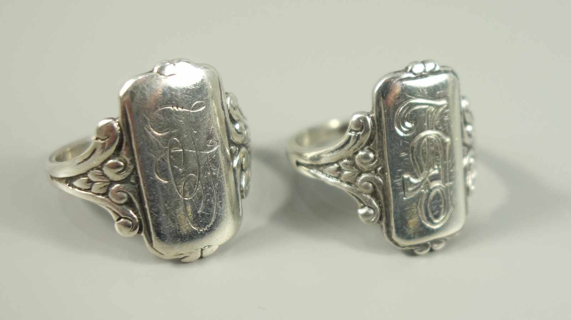 Paar Monogramm-Ringe, 800er Silber, Gew.9,96g, unterschiedl.Initialen, U.57 (stärker getragen) und