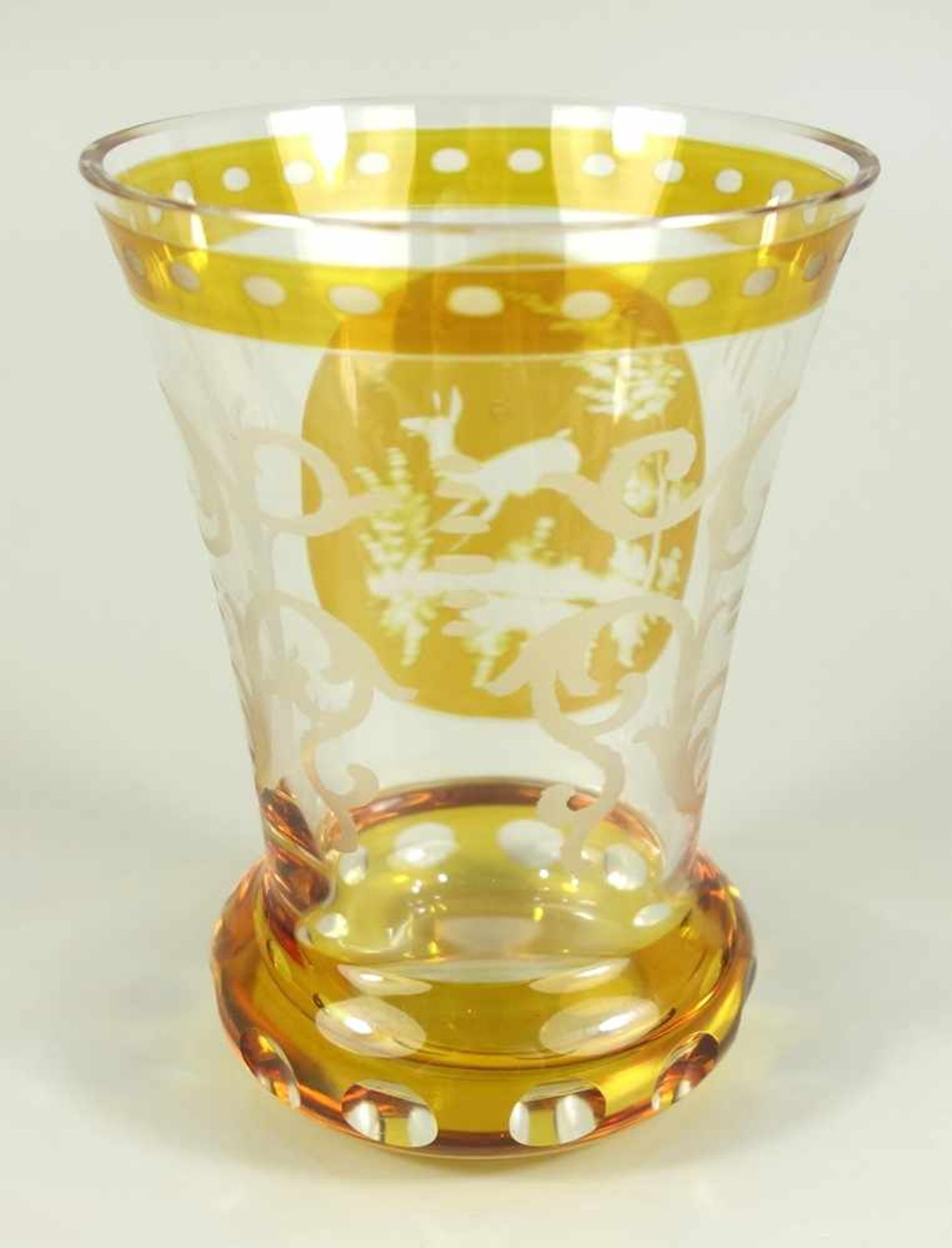 Becherglas mit Wilddarstellung, um 1920, Trichterform, Klarglas, partiell gelb gebeizt, Wulststand - Image 2 of 2