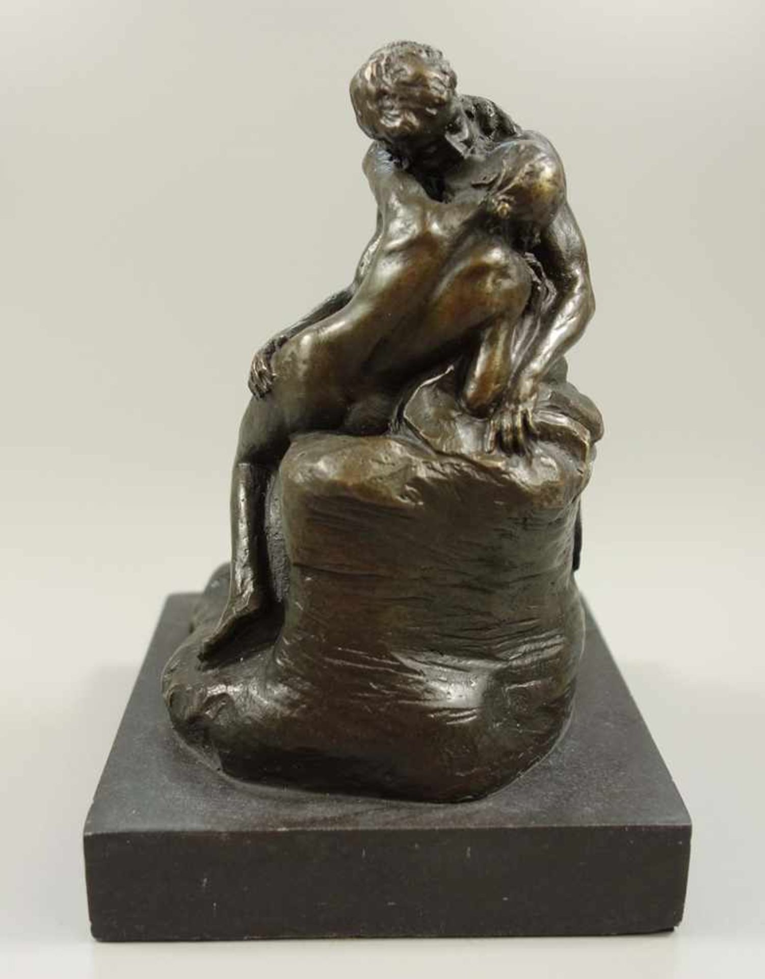 "Der Kuss" nach Auguste Rodin, 2.Hälfte 20.Jh., dunkel patiniert, Figur-H.12cm, auf eckigem - Image 2 of 4