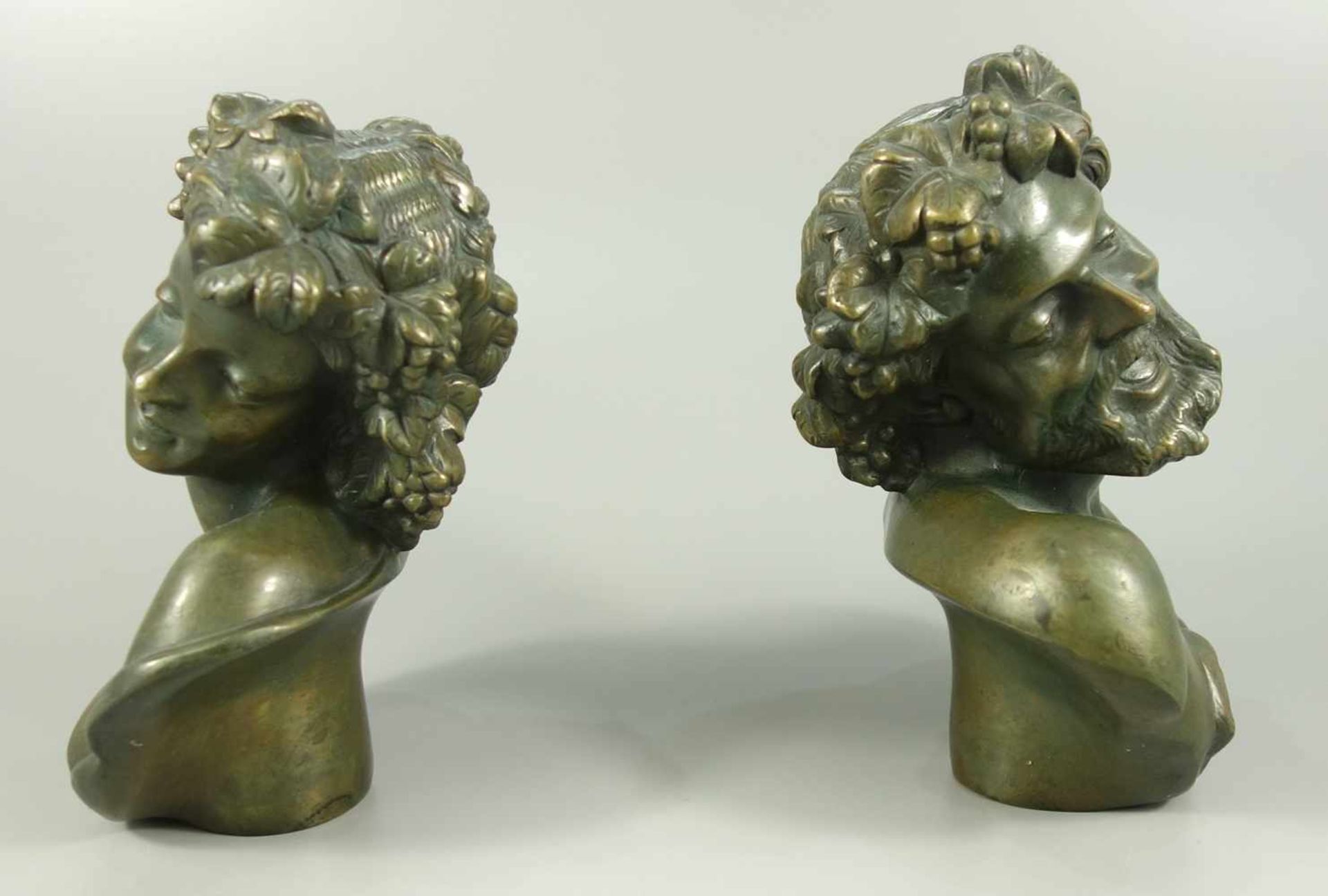 Paar Schulterbüsten "Bacchus und Ariadne", 20.Jh., Bronze, Schulterbüste des Weingottes mit - Image 2 of 4