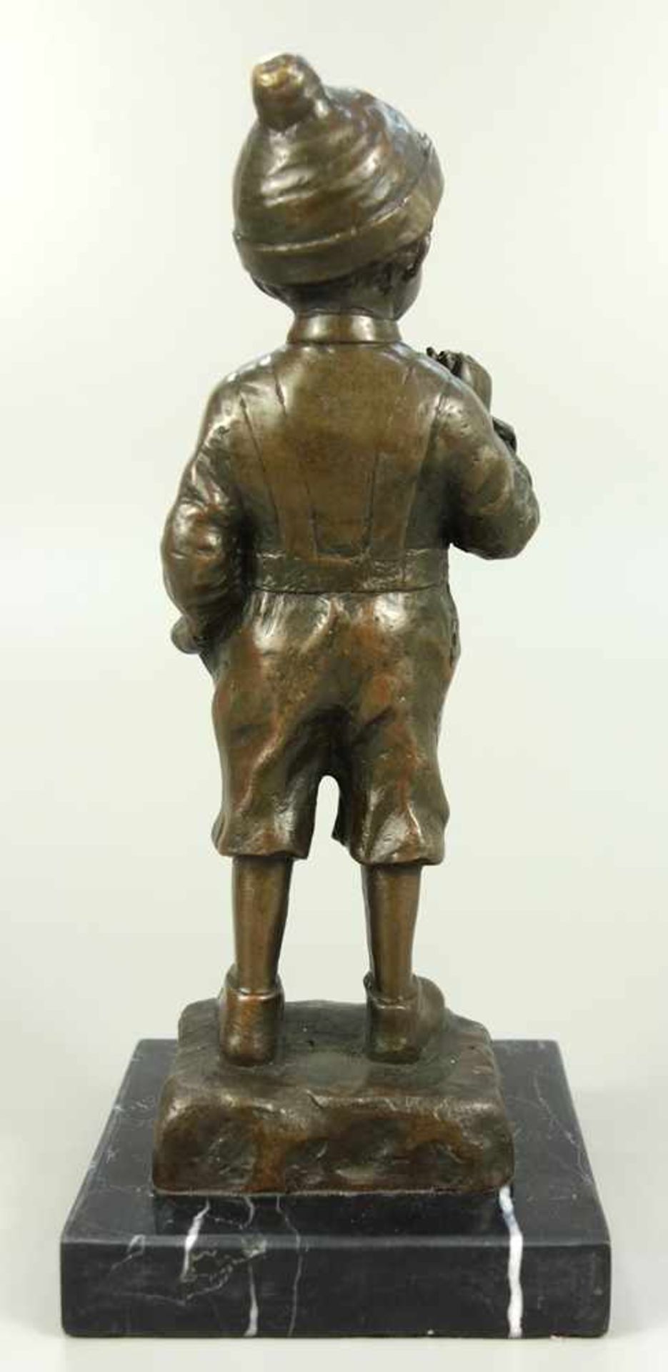 Rauchender Knabe, nach Schmidt-Felling, 2.Hälfte 20.Jh., Bronze, Figur-H.18cm, auf eckigem - Image 2 of 2