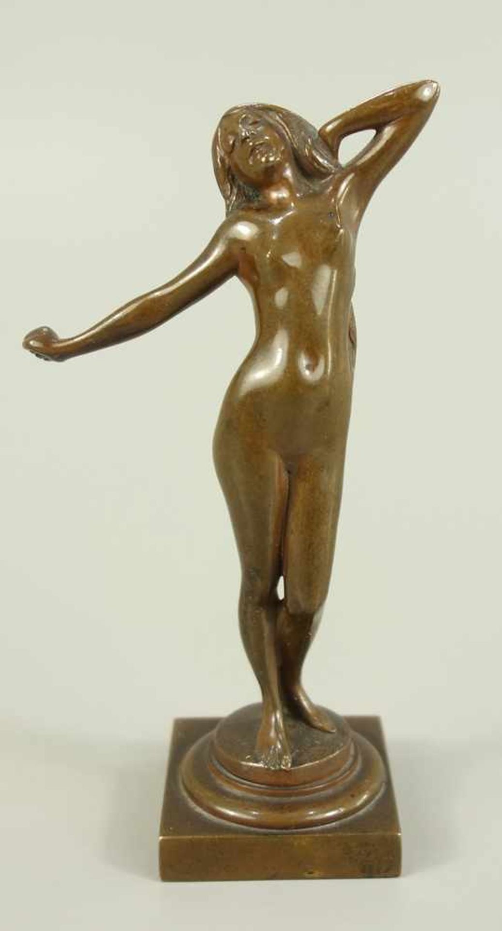 Stehender Frauenakt, Miniatur, um 1920, Bronze, quadratischer Sockel mit runder Plinthe, stehende,