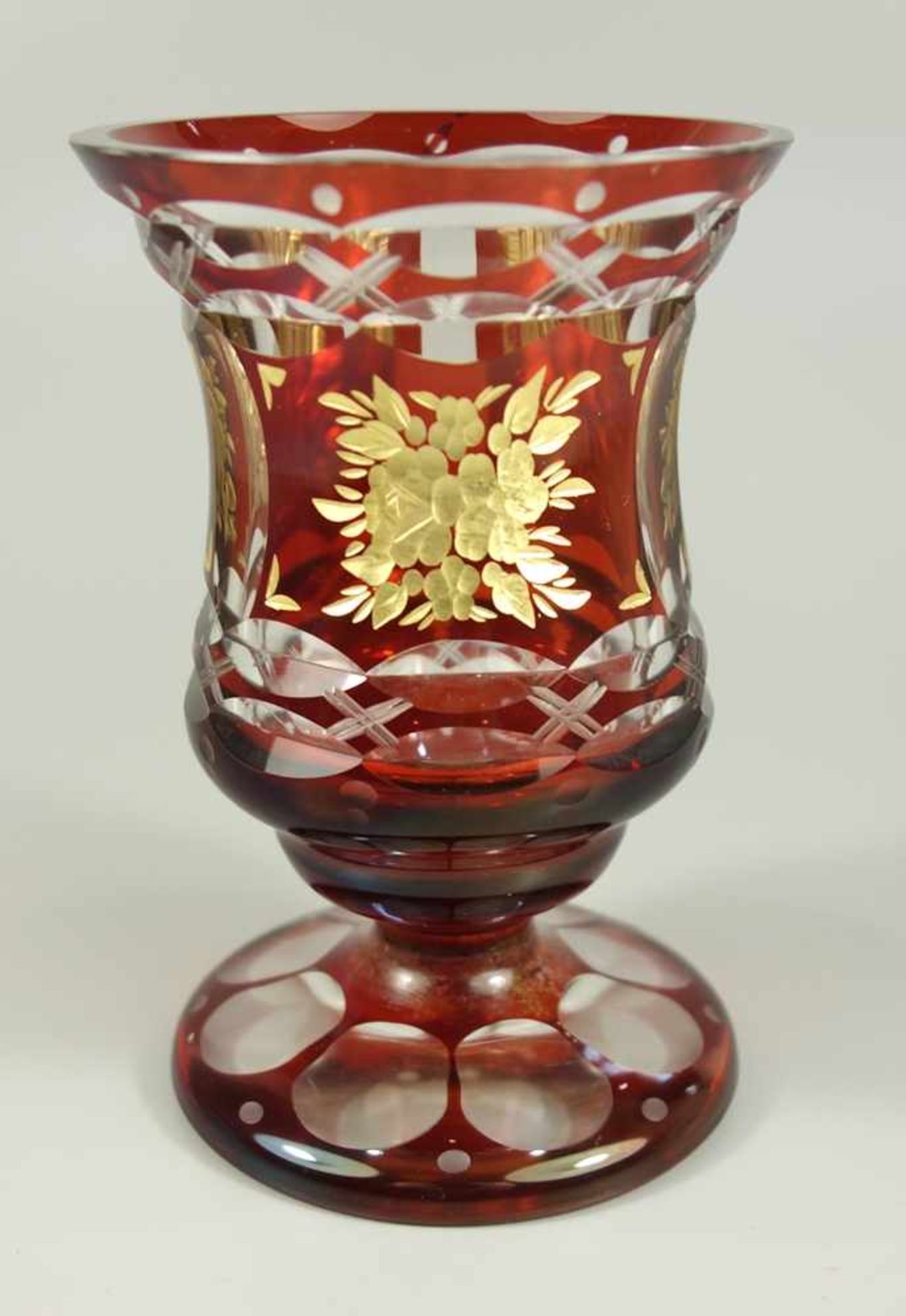 Vase mit vergoldetem Floralschliff, Böhmen, um 1920, Kristallglas, rubiniert, Vollglasstand mit