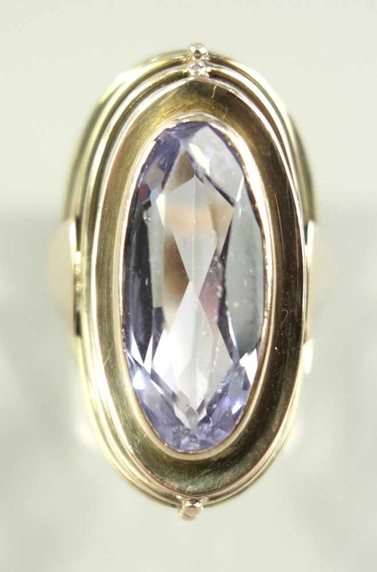 Ring mit amethystfarbenem Stein, 333er Gelbgold, gepr., Gew.4,01g, ovaler, facettierter Stein in - Bild 2 aus 2