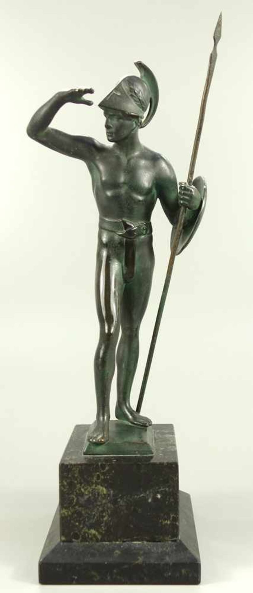 Stehender Krieger, um 1920, Bronze, dunkel patiniert, halbnackter Krieger mit Helm, eine Lanze und