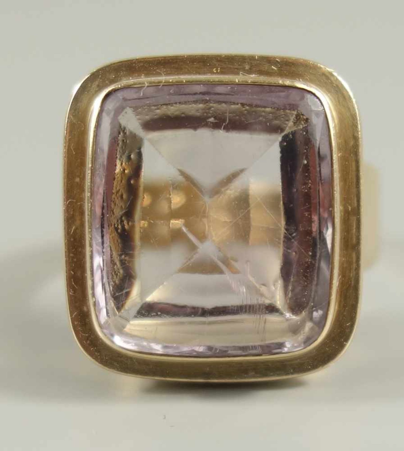Ring mit eckigem, amethystfarbenen Stein, 585er Gelbgold, PGH Chrysos, Magdeburg, Gew.10,16g, - Bild 2 aus 2
