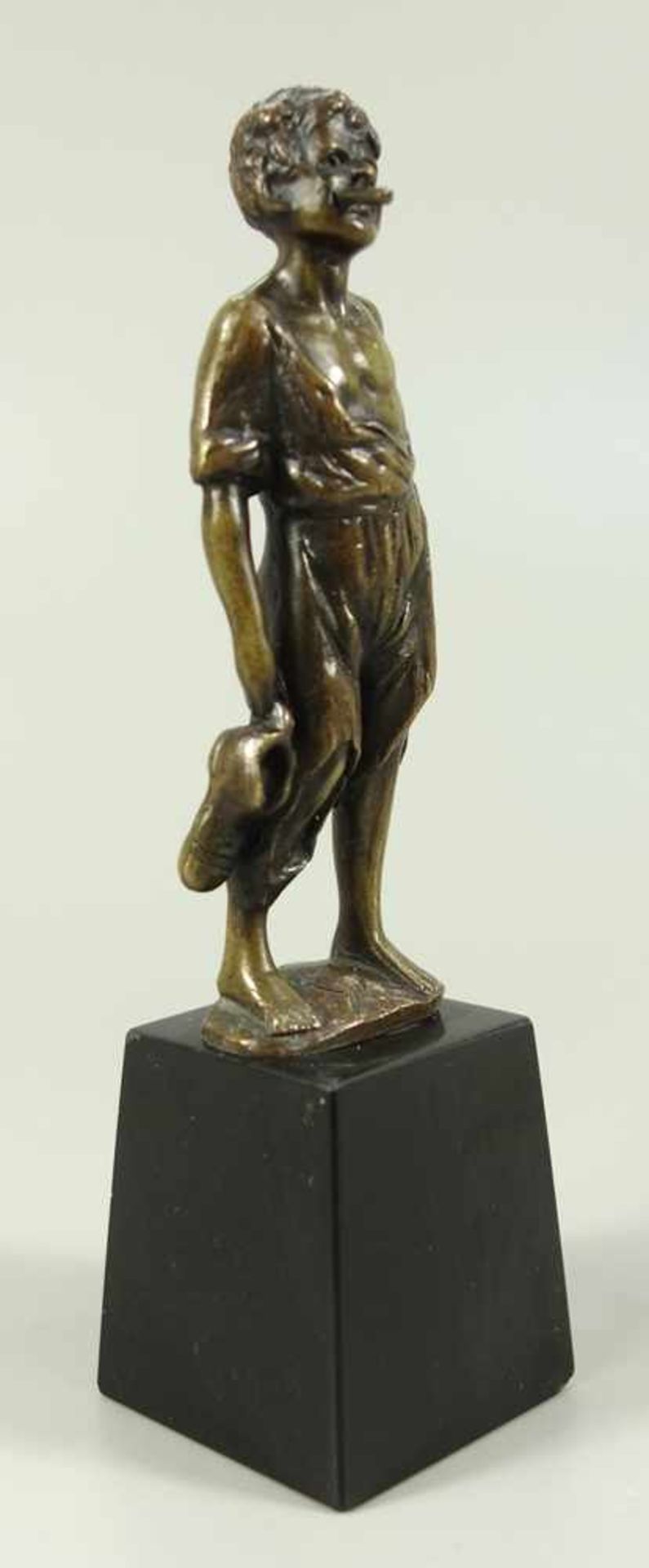 Bettelknabe, Miniatur, um 1920, Bronze, barfüßiger, rauchender Knabe mit zerissener Hose und einem