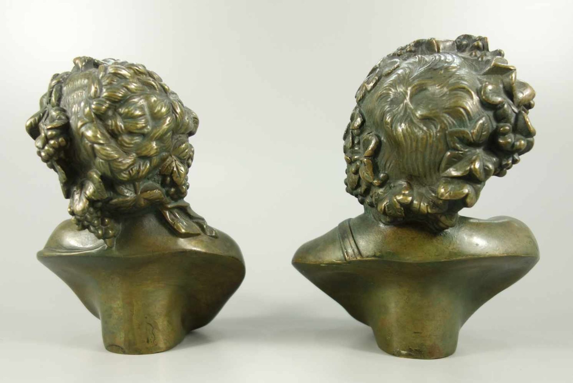 Paar Schulterbüsten "Bacchus und Ariadne", 20.Jh., Bronze, Schulterbüste des Weingottes mit - Image 3 of 4