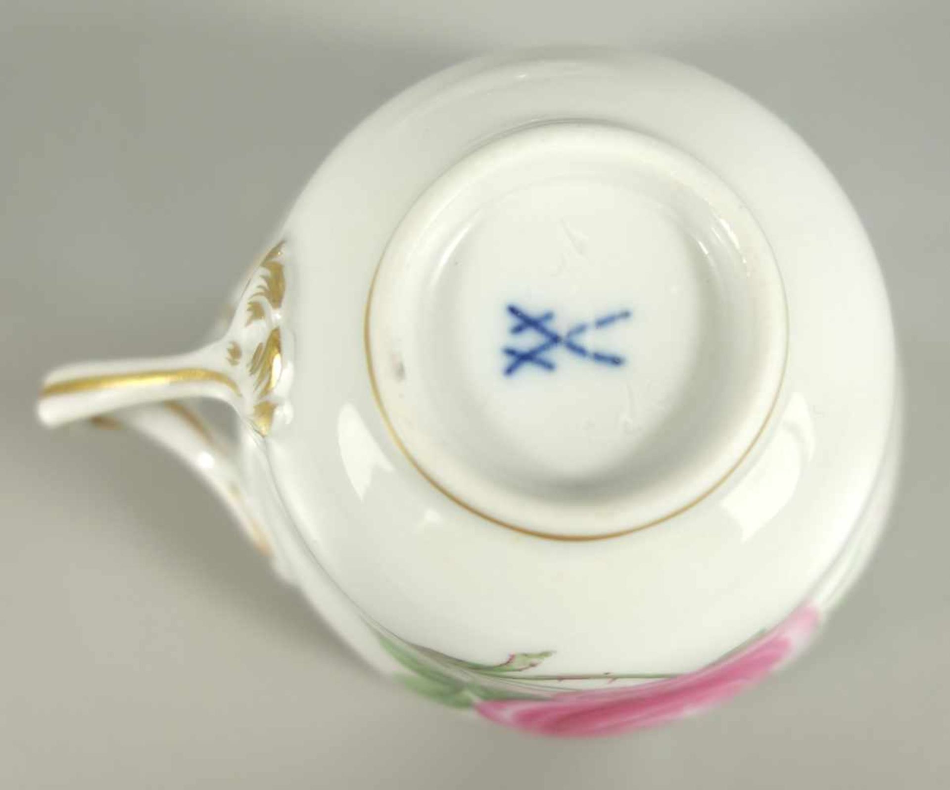 2-tlg. Moccatasse mit "Roter Rose".Meissen, nach 1934, Form: Neuer Ausschnitt, unterglasurblaue - Bild 2 aus 3