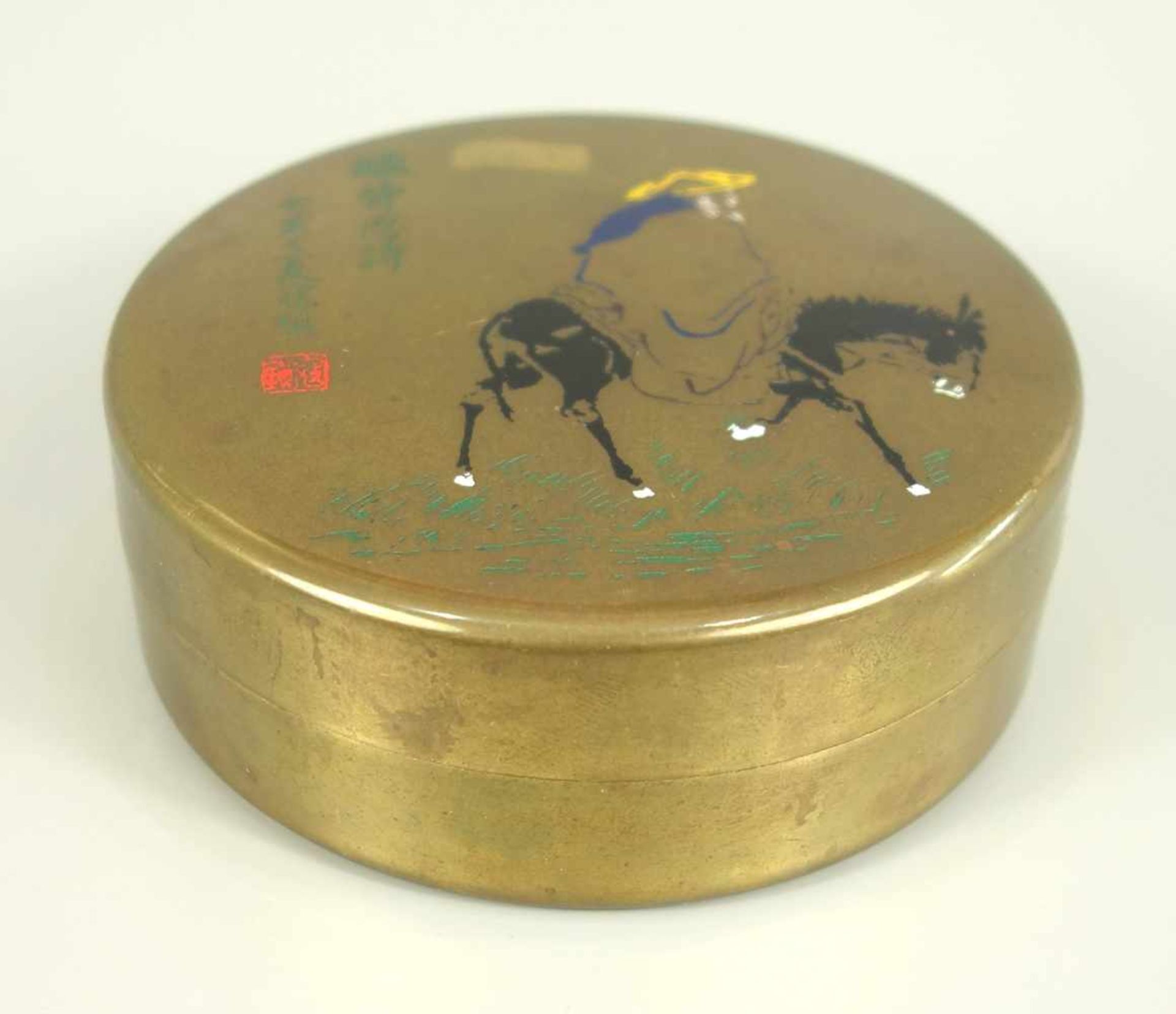Tusche- Dose, China, wohl 1. Hälfte 20. Jh., Messing mit Emaillemalerei, innen mit Reibestein, - Bild 2 aus 3