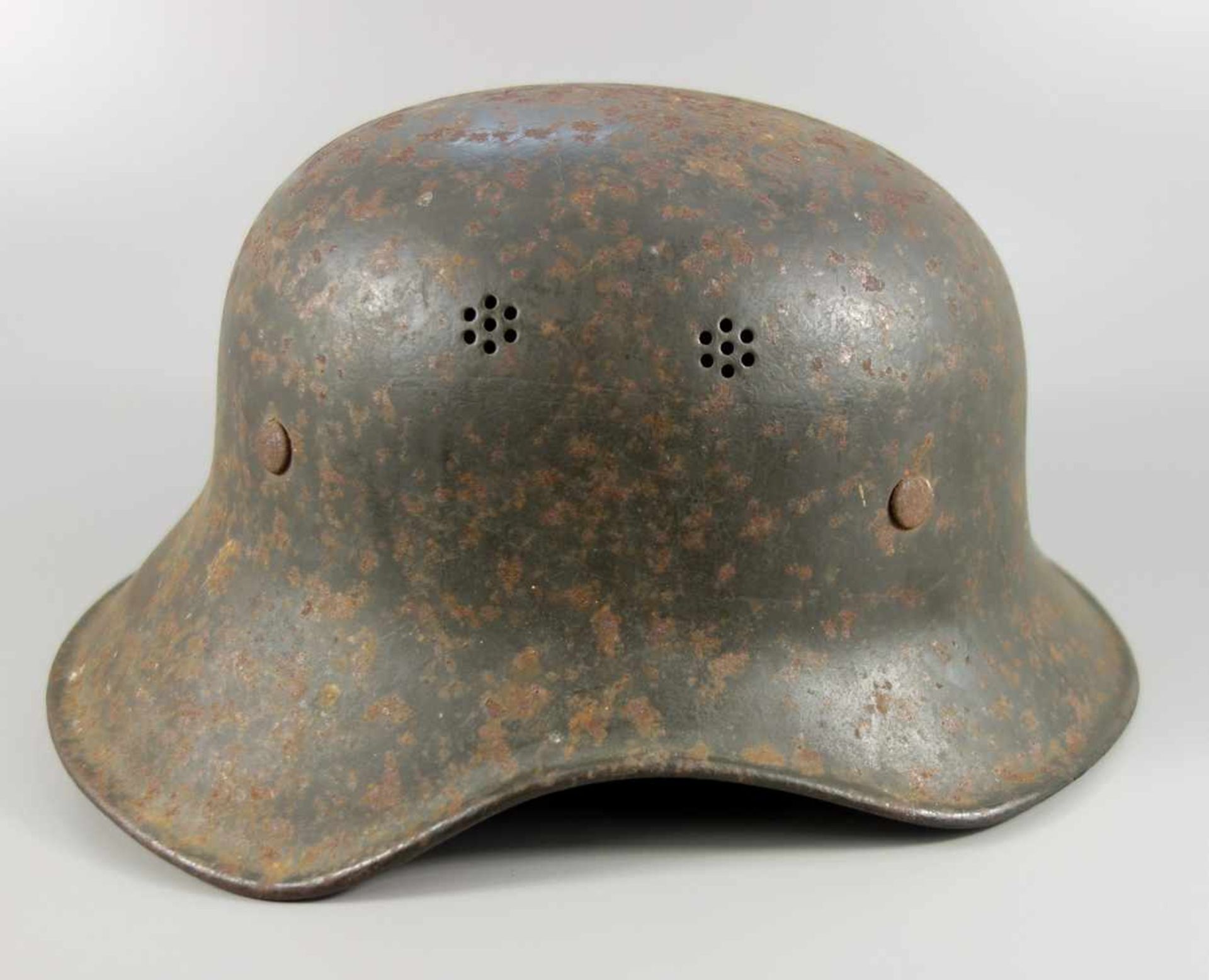 Luftschutz-Stahlhelm, Gladiator, II.WK, einteiliges Stück, ungereinigt, Flugrost, mit 2*