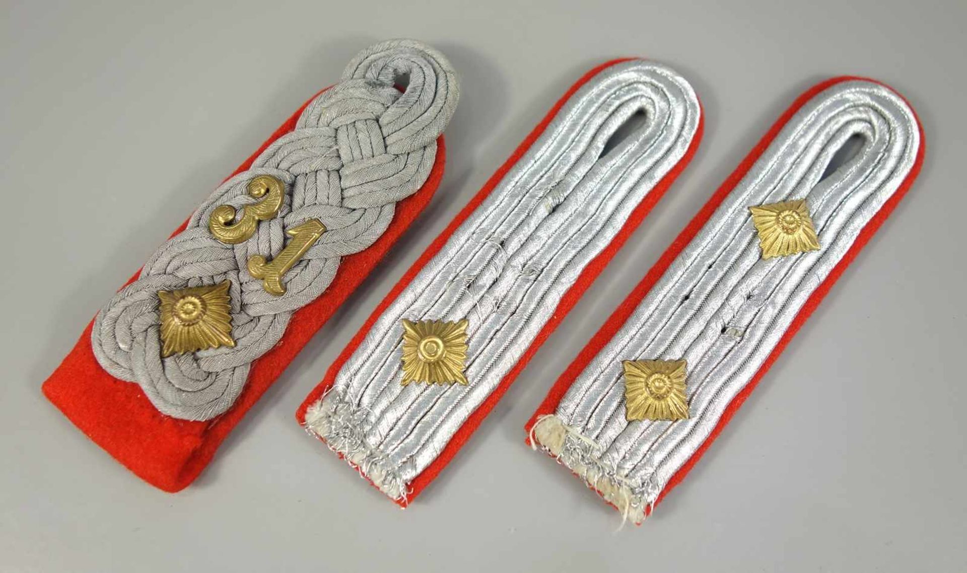 3 Schulterstücke, Offizier, II.WK, rote Tuchunterlage, Oberseite mit silberfarbenn Plattschnüren,
