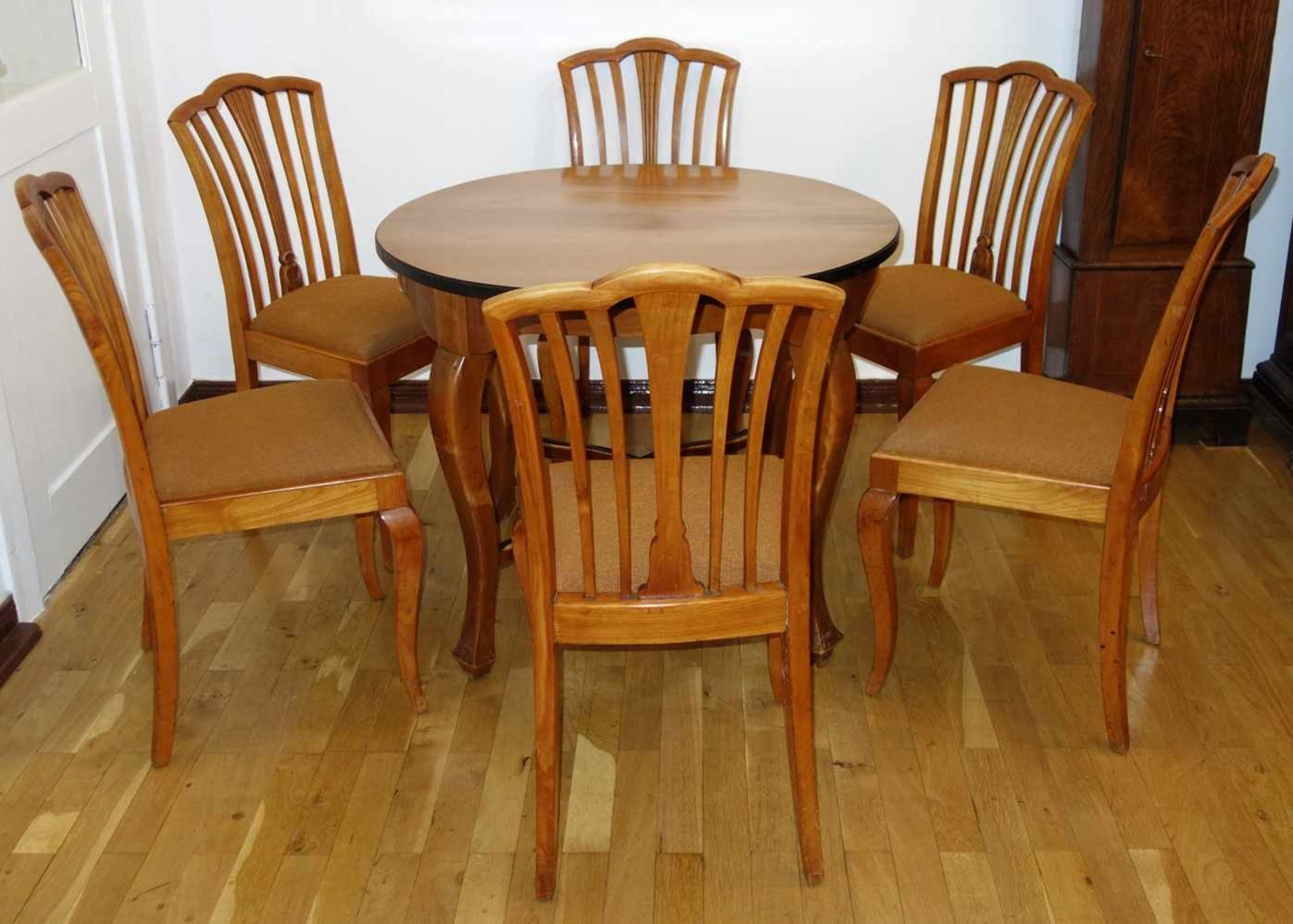 runder Tisch und 6 Stühle, Art Déco, Kirsche und Kirsche-Furnier, unterseitig Prägestempel; Tisch