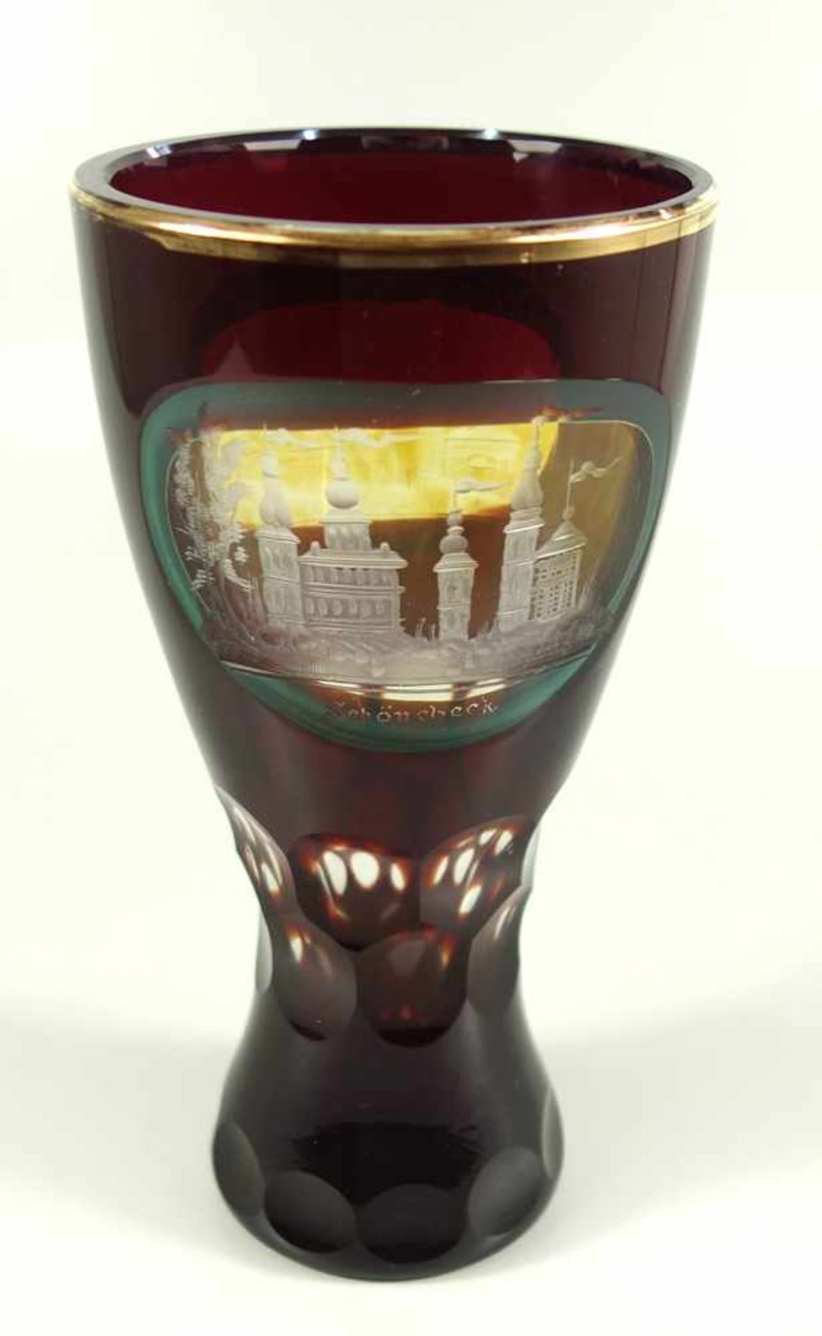Vase mit Stadtansichten, um 1920, Kristallglas, rubiniert, Stand mit Punkt- und Schälschliff, 2 - Bild 2 aus 2