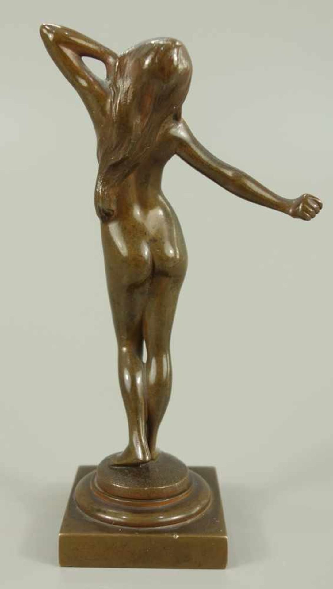 Stehender Frauenakt, Miniatur, um 1920, Bronze, quadratischer Sockel mit runder Plinthe, stehende, - Image 2 of 3