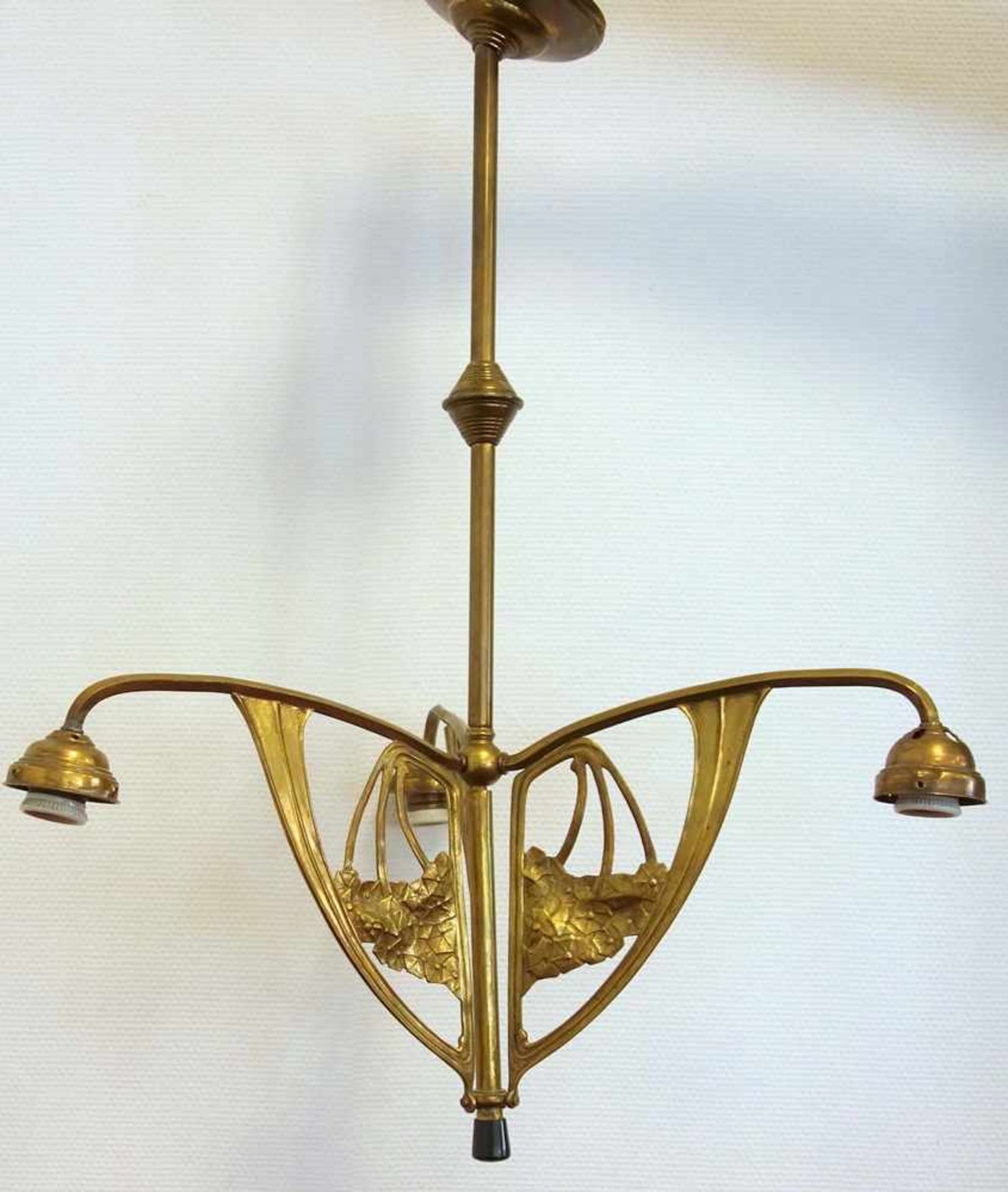 Deckenlampe, Jugendstil, um 1910, Messing, Leuchterarme mit Hortensienblüten im Relief, mattierte