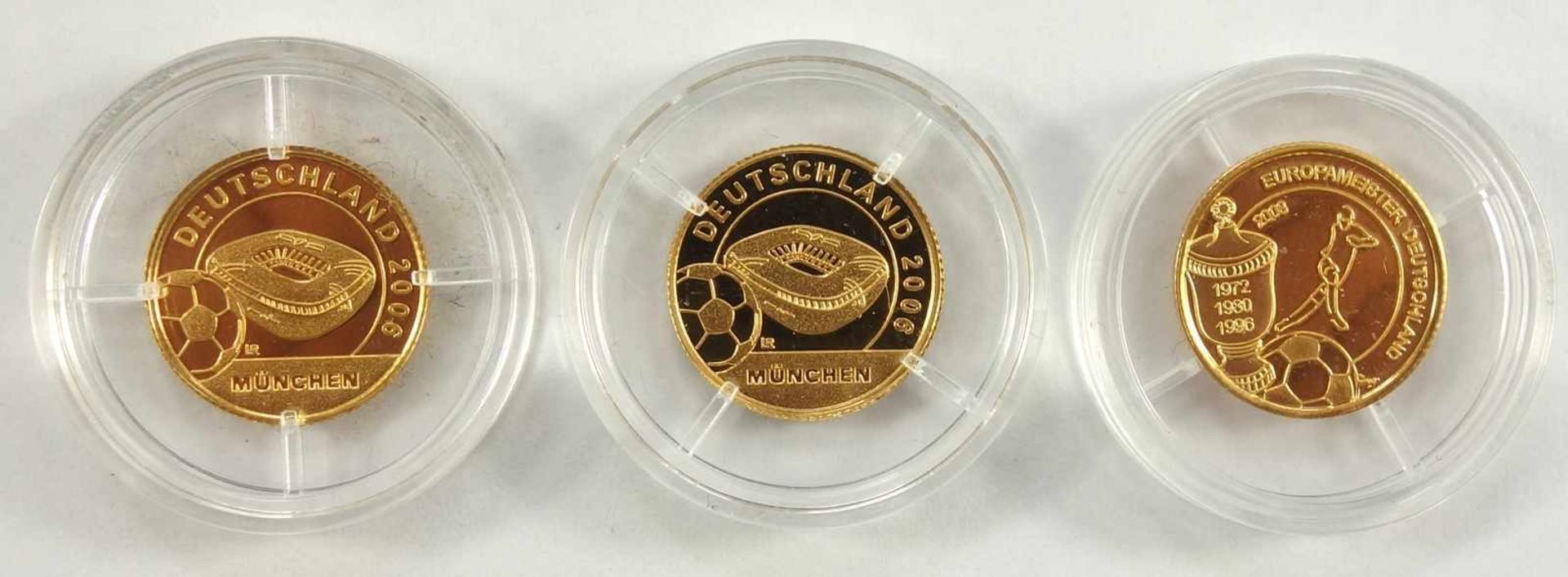 3 Goldgedenkmünzen Fußball á 1/25 Unze, 585er Gold, 2* "Fußballstadion München 2006", 1* "