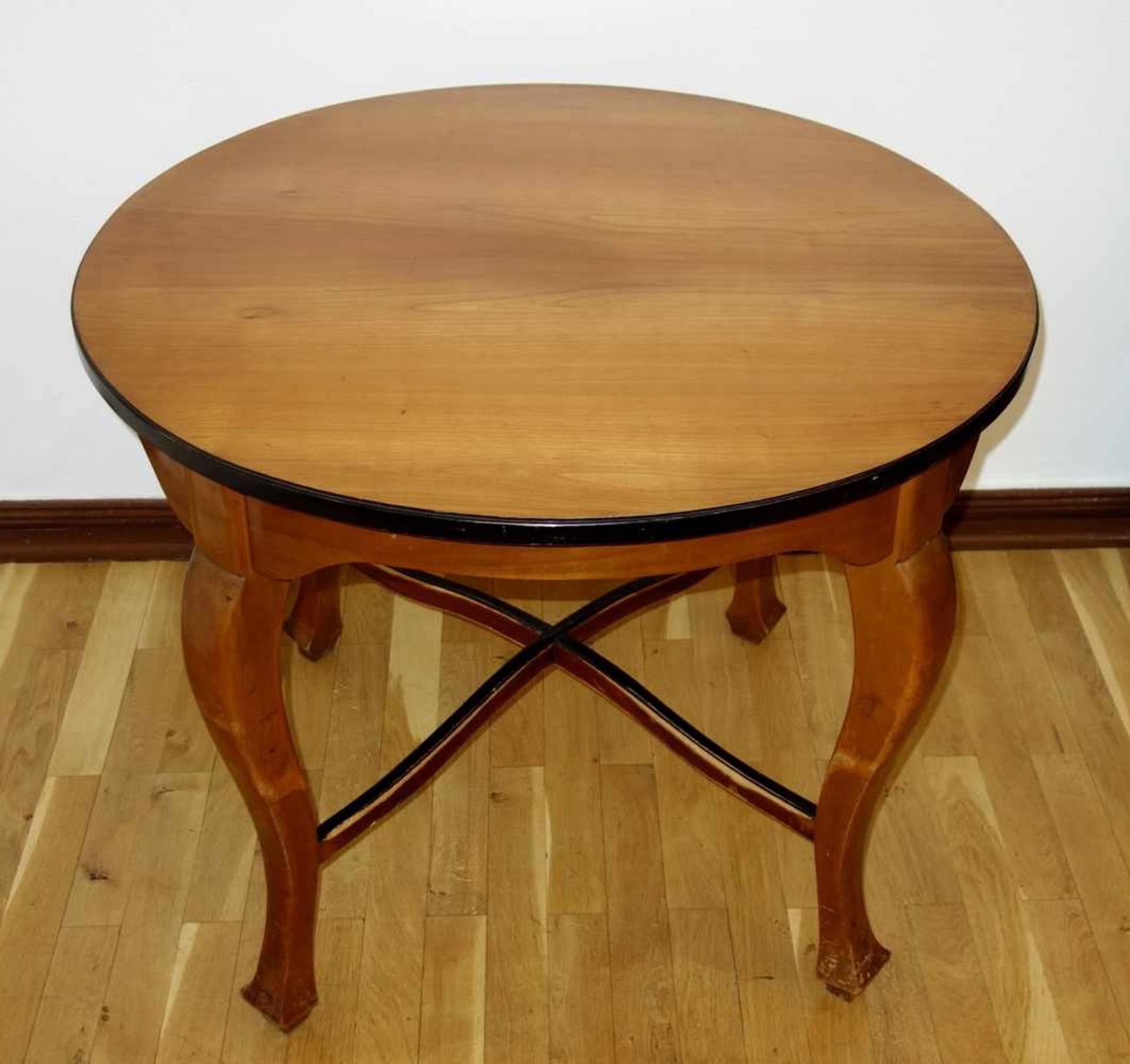 runder Tisch und 6 Stühle, Art Déco, Kirsche und Kirsche-Furnier, unterseitig Prägestempel; Tisch - Bild 4 aus 4