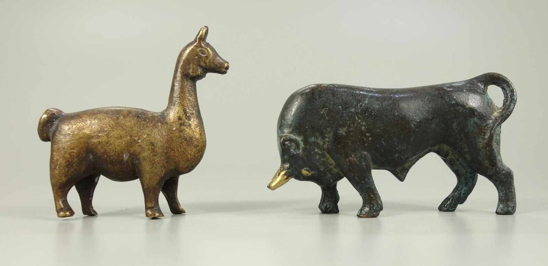 2 Tierfiguren, Mitte 20.Jh., Messing; Stier, geschwärzt, H.4cm, L.7cm; Alpaka, H.5,4cm, L.5,5cm