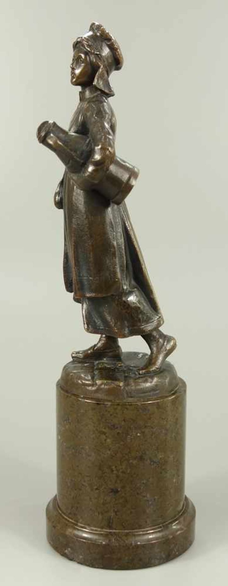 Frau mit Milchkanne, Constantin Höland (tätig 1890-1920), um 1900, Bronze, dunkel patiniert, junge - Image 2 of 4