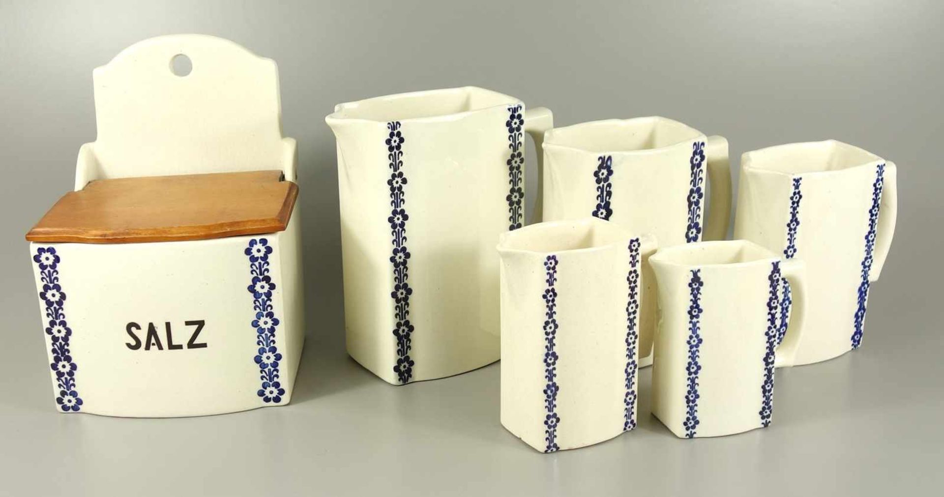 12-tlg. Gewürz-Set mit Wandregal, um 1920, beige glasierte Keramik mit blauen Blütenbändern (Dekor- - Bild 2 aus 5