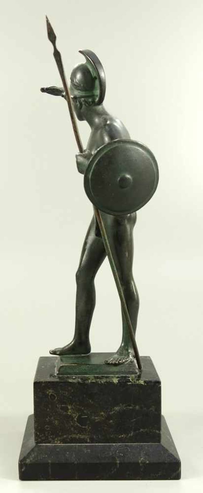 Stehender Krieger, um 1920, Bronze, dunkel patiniert, halbnackter Krieger mit Helm, eine Lanze und - Image 3 of 3