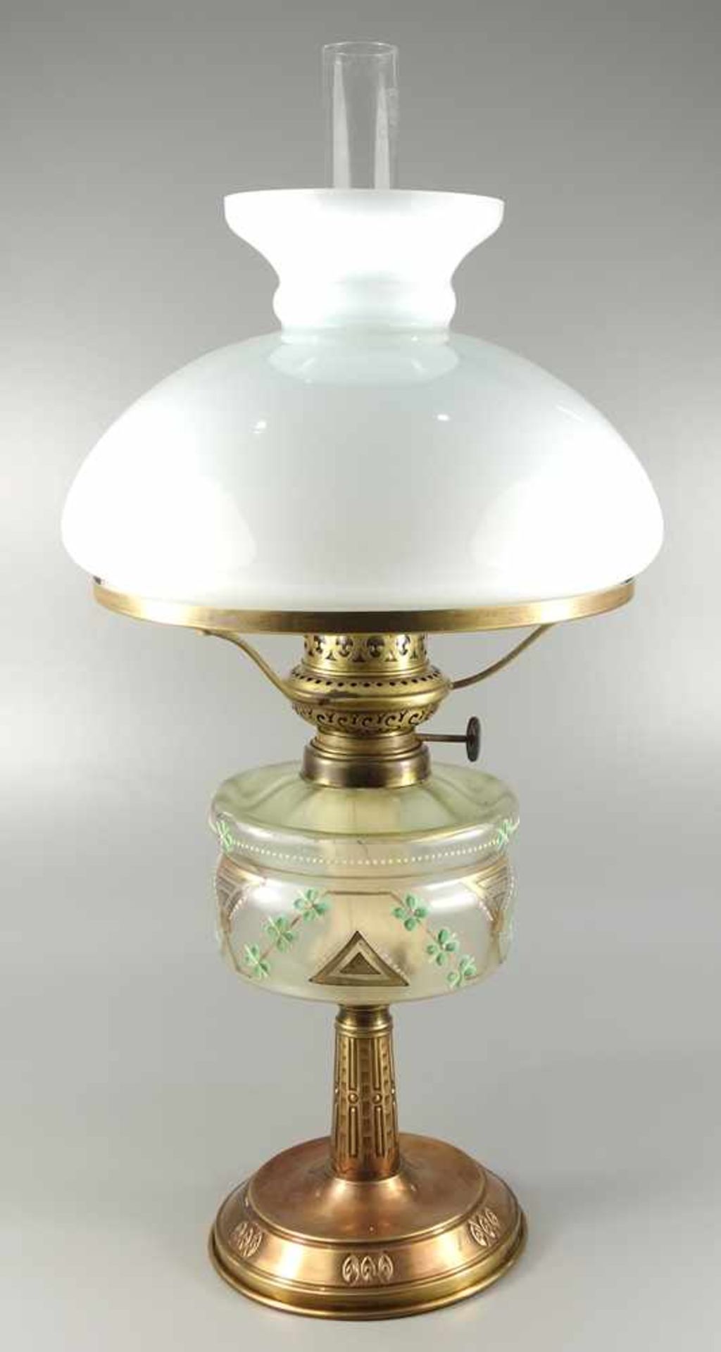 Petroleumlampe, um 1880, reliefeter Kupferstand und Schaft, Milchglaszylinder mit Emailmalerei,