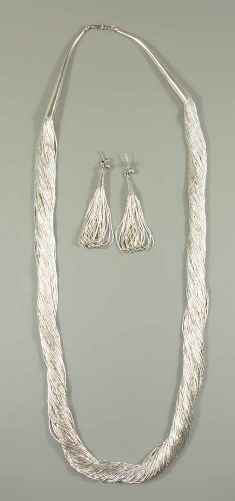 Collier und ein Paar Ohrhänger, 925er Silber, Gesamt-Gew.80,98g, mehrstrangig, Collier mit