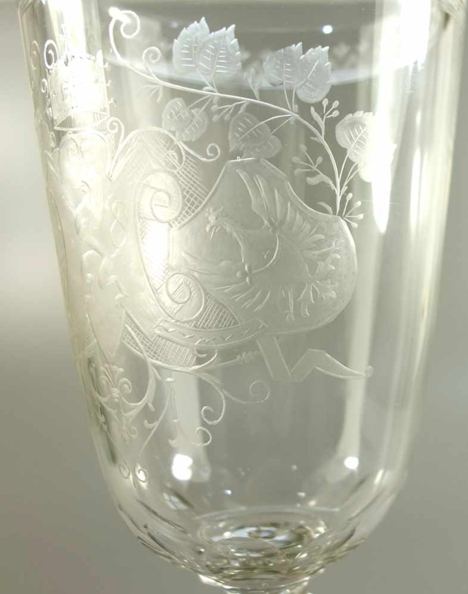 Pokalglas mit herrschaftlichem Wappen, um 1860/70, H.25,7cm, farbloses Kristallglas, Scheibenfuß, - Bild 2 aus 4