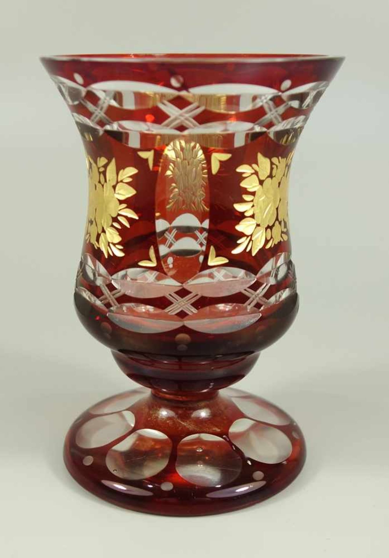 Vase mit vergoldetem Floralschliff, Böhmen, um 1920, Kristallglas, rubiniert, Vollglasstand mit - Bild 2 aus 2
