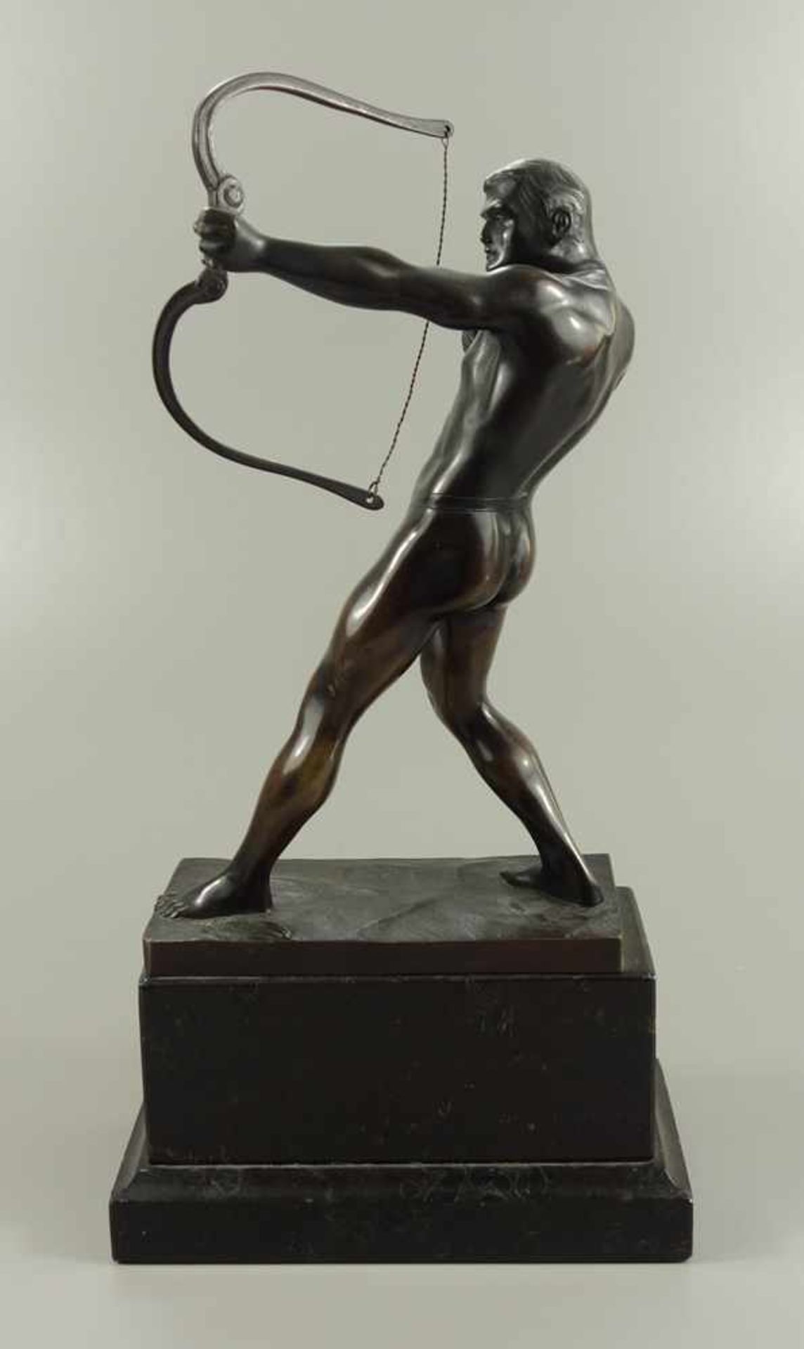 Bogenschütze, wohl Otto Schmidt-Hofer (1873 - 1925), um 1900, Bronze, in Plinthe signiert "O. - Image 3 of 4