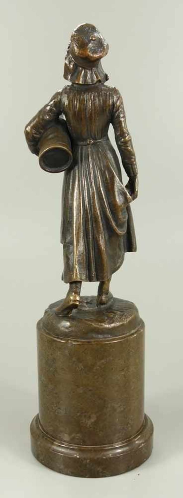 Frau mit Milchkanne, Constantin Höland (tätig 1890-1920), um 1900, Bronze, dunkel patiniert, junge - Image 3 of 4