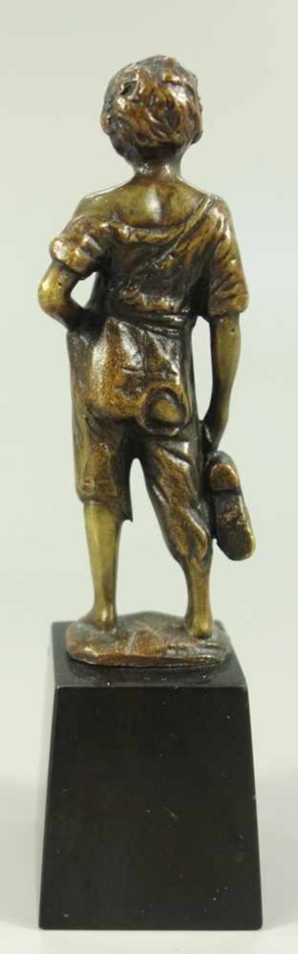 Bettelknabe, Miniatur, um 1920, Bronze, barfüßiger, rauchender Knabe mit zerissener Hose und einem - Image 2 of 2