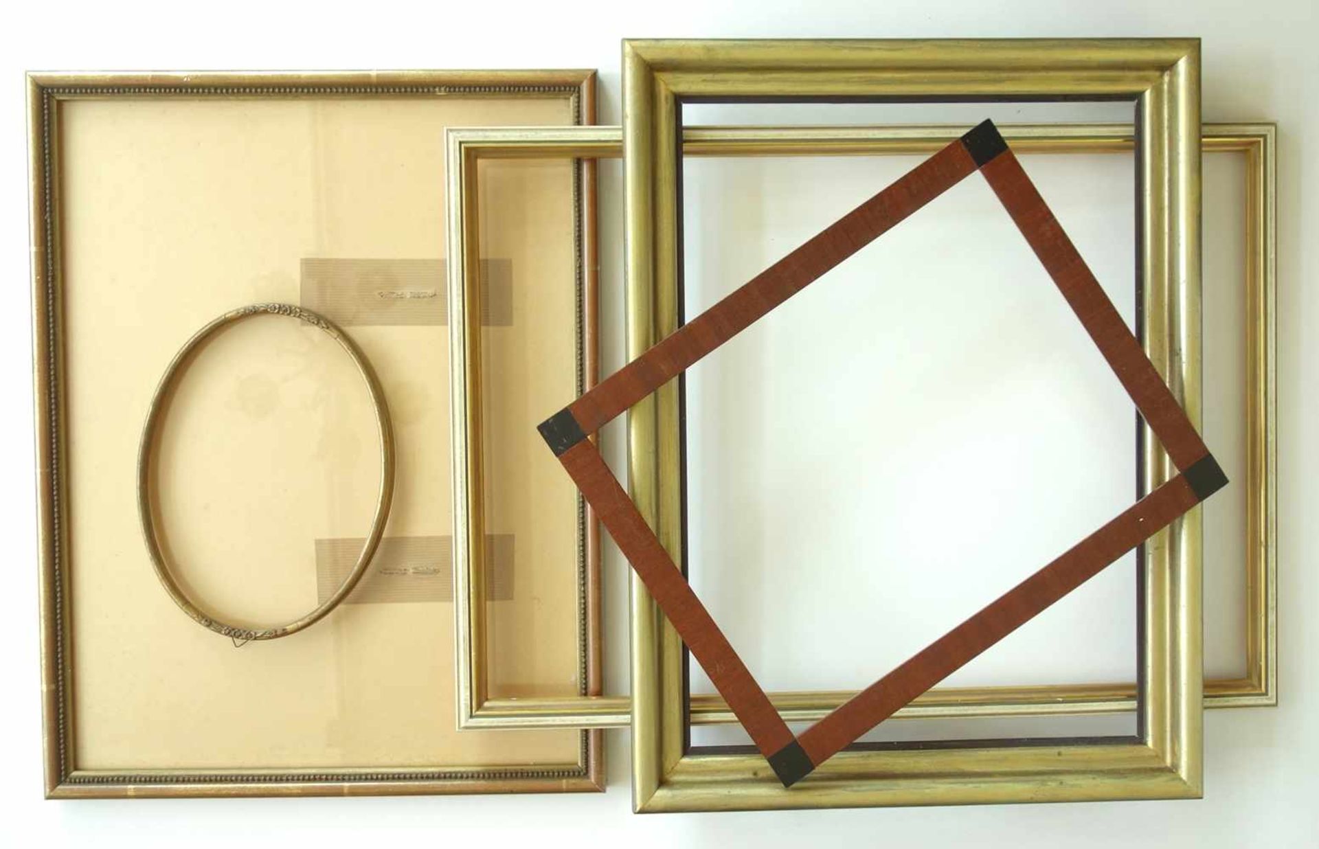 5 unterschiedliche Rahmen, 19./20.Jh.; ovaler Rahmen mit Floralrelief, innen 23*17cm; Rahmen im