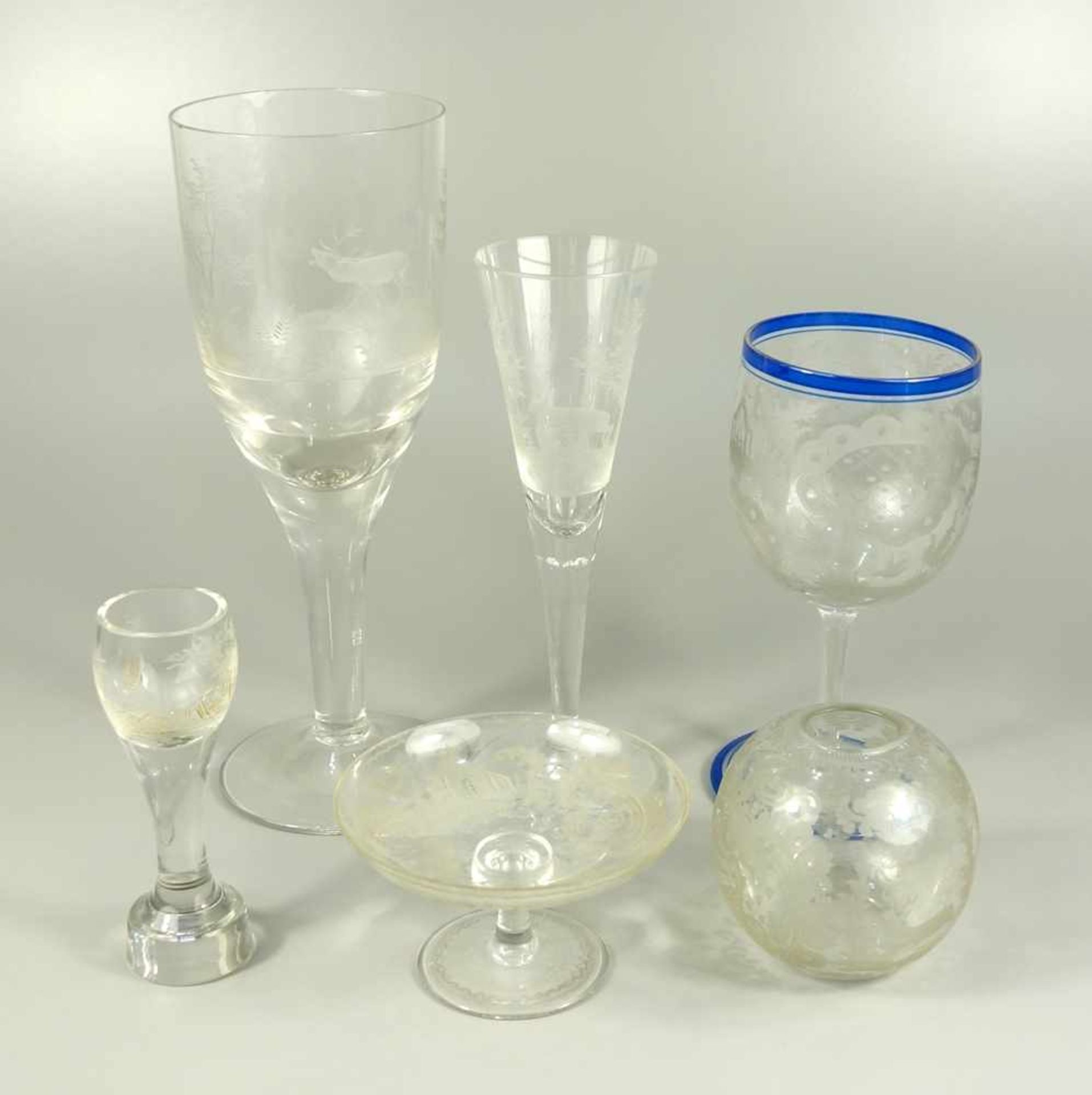 5 diverse Gläser und 1 Vase mit Wilddarstellungen, um 1920, Klarglas, tlw.im Egermann-Stil mit