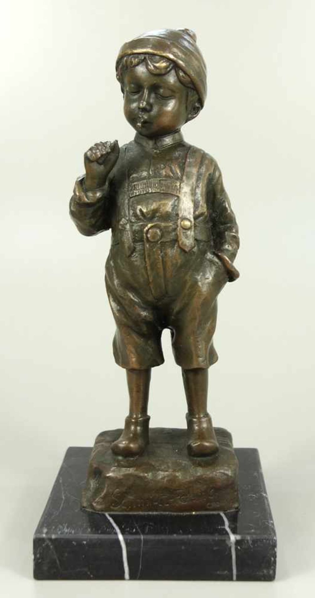 Rauchender Knabe, nach Schmidt-Felling, 2.Hälfte 20.Jh., Bronze, Figur-H.18cm, auf eckigem